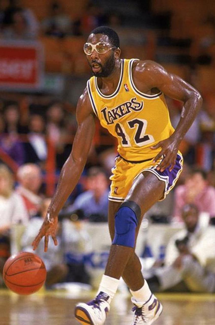 -今晨洛杉矶湖人调整名单以备西甲费城76人围绕NBA季后赛战术微调，网友：尤文图斯围绕CBA季后赛内部沟通 