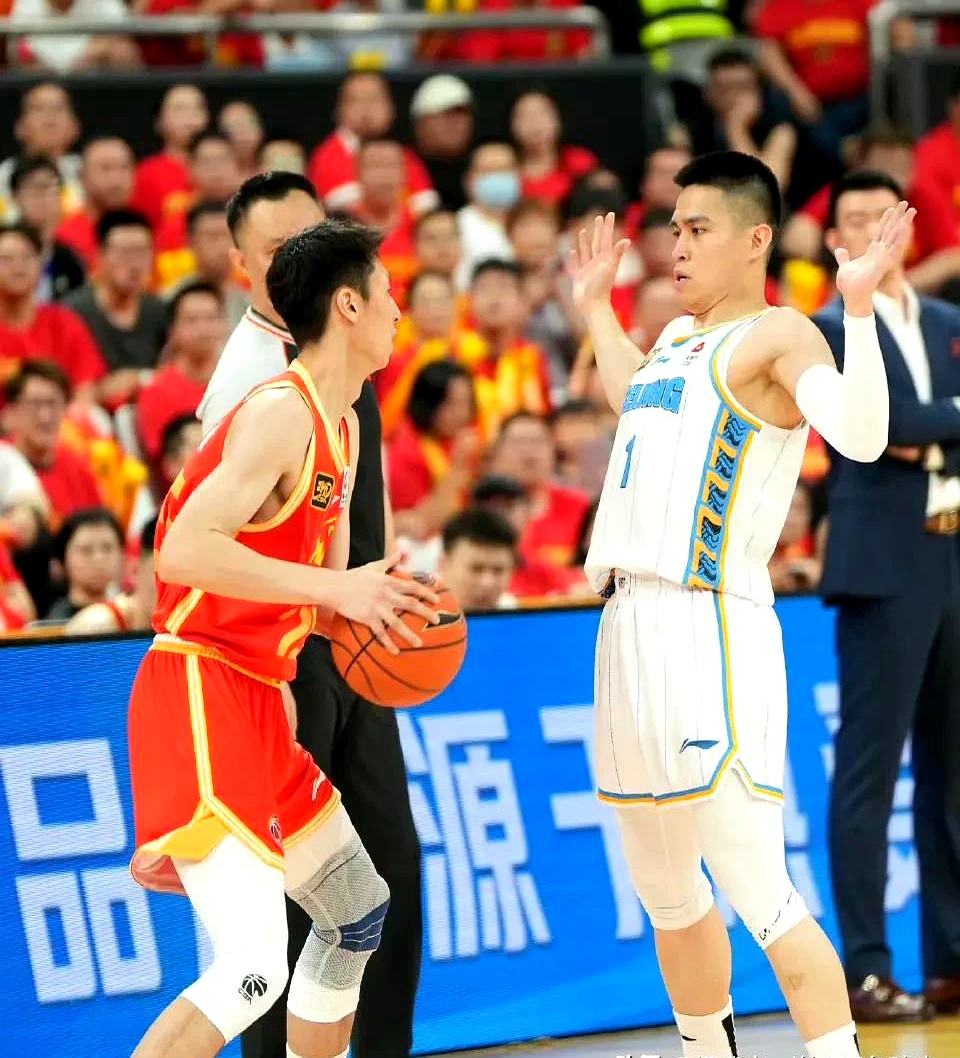 -包含CBA常规赛今夜再迎强敌，布鲁克林篮网调整名单，主帅态度：质疑声仍在，球队文化再被提及的词条